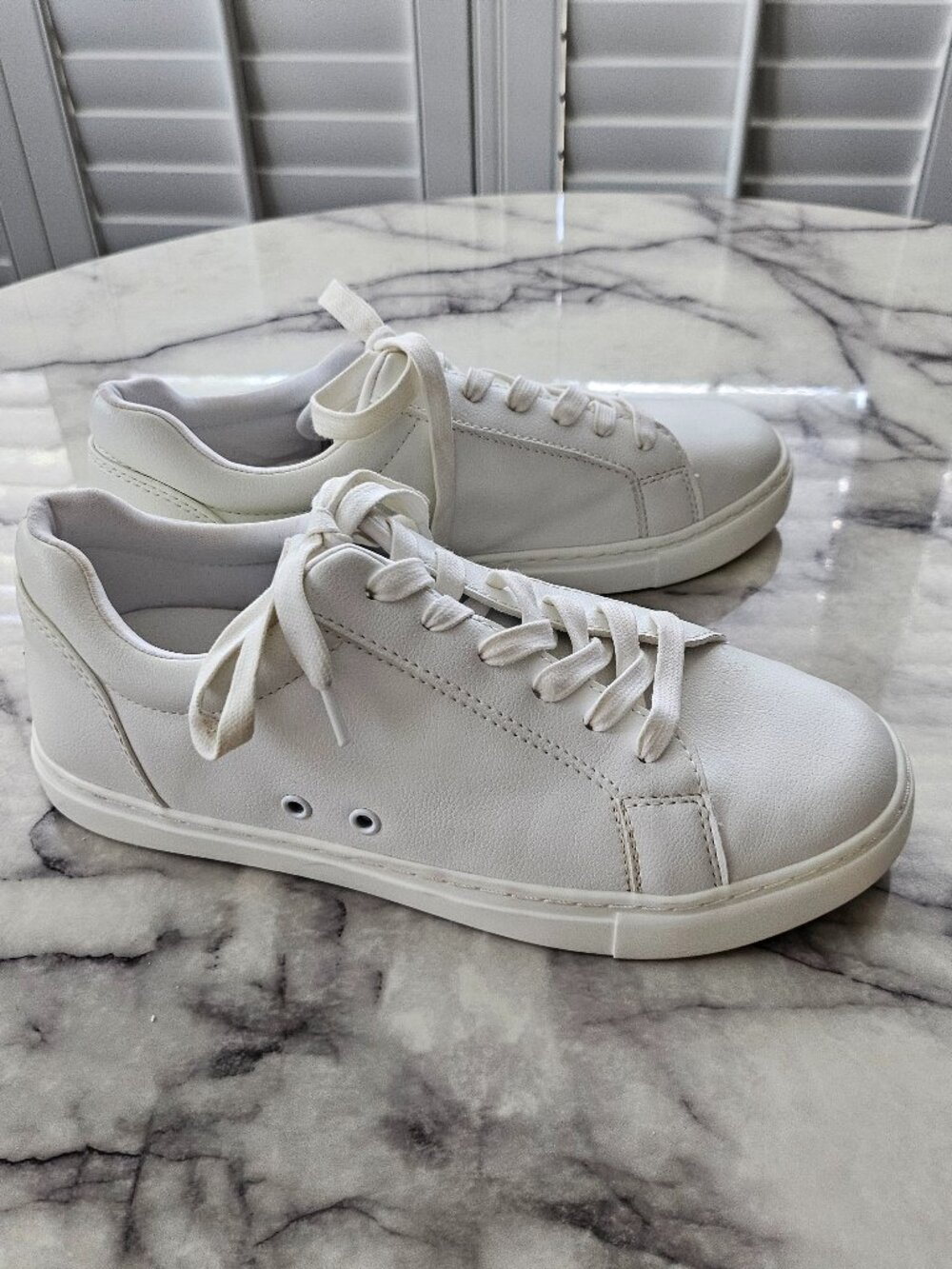 Fuego Dance Sneakers Low Top White Men's Size 7 Women's Size 8